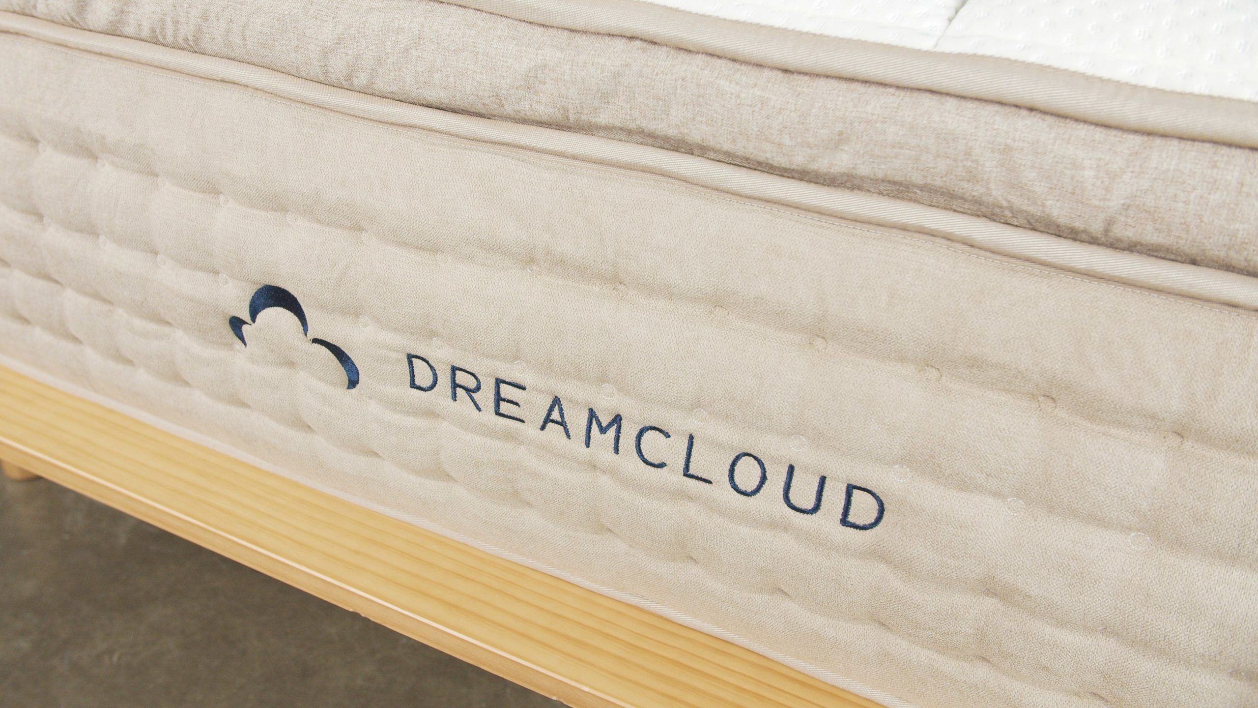 dreamcloud mattress closeup on logo
