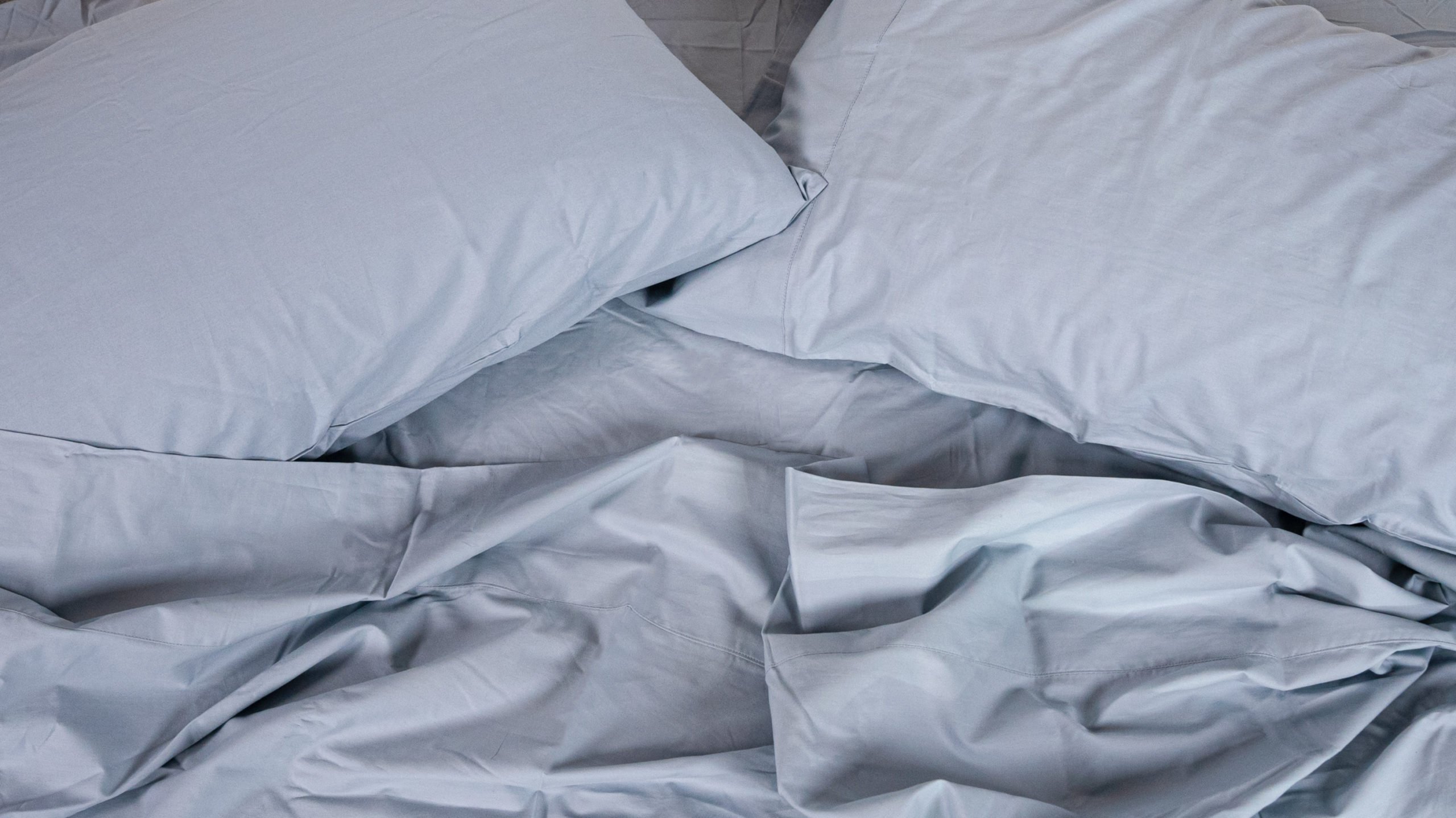 A breakdown of Microfiber Bedding Vs Cotton Bedding for new buyers