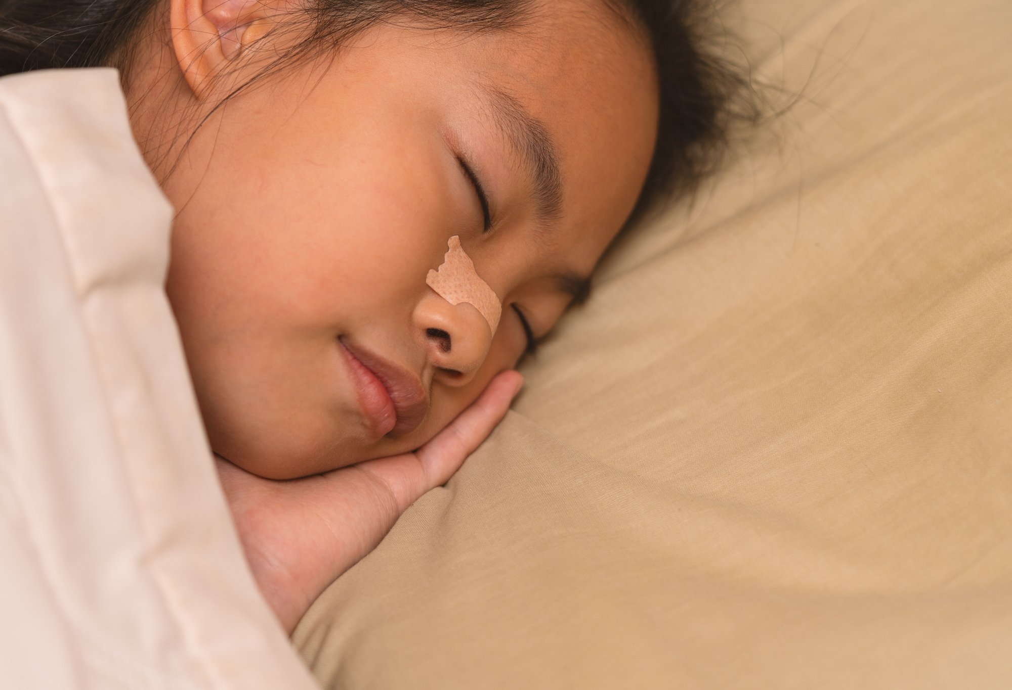 Nose-opening strips for deeper sleep, better oxygen supply 
